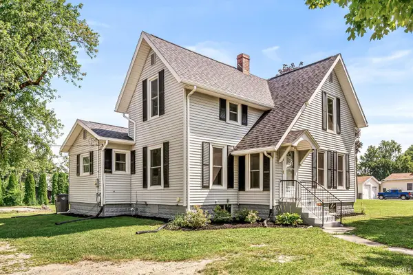 212 E Waterford ST, Wakarusa, IN 46573