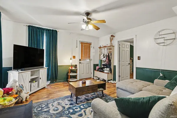 151 E John ST, Nappanee, IN 46550-1327