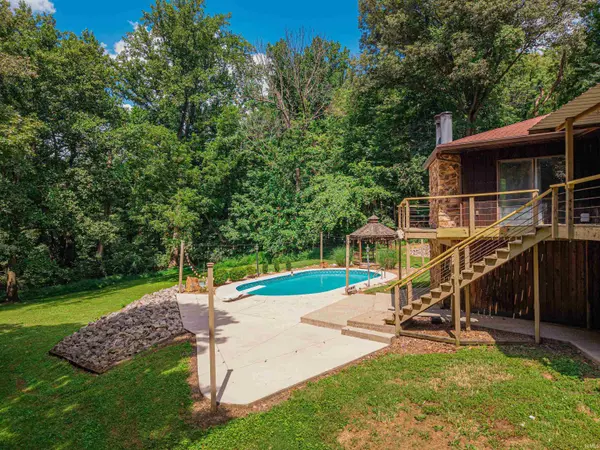 5677 S Yankeetown RD, Boonville, IN 47601
