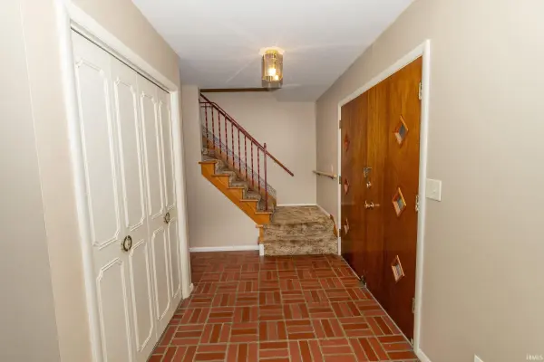18481 Cleveland RD, South Bend, IN 46637-4549
