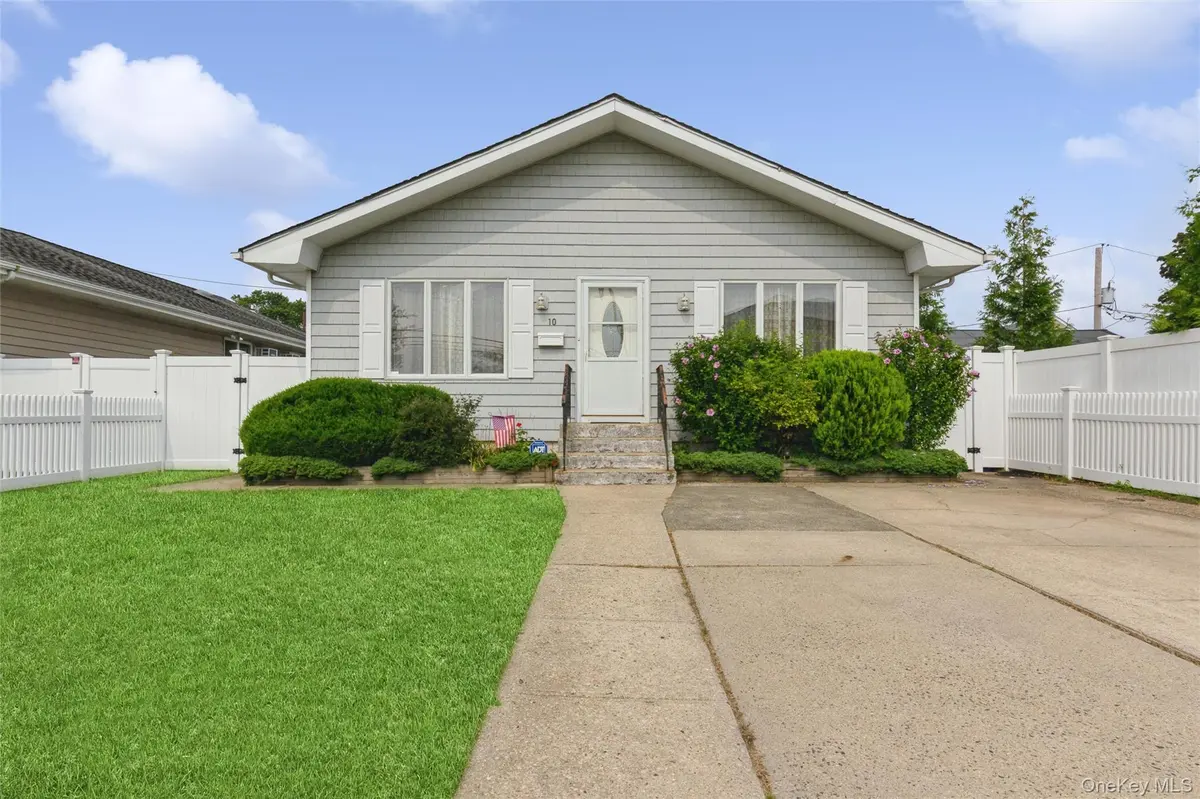 10 Marina RD, Island Park, NY 11558