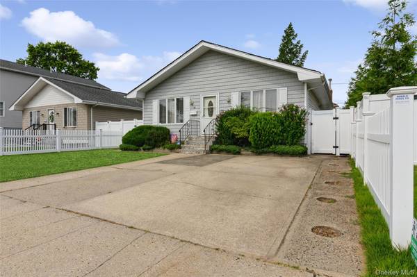 10 Marina RD, Island Park, NY 11558