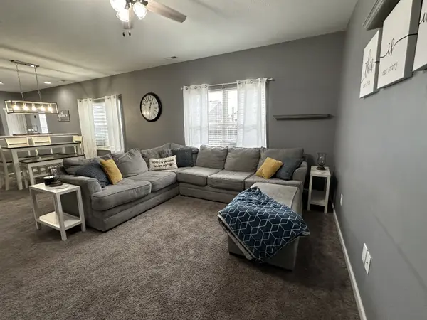 812 Coralberry LN, Greenwood, IN 46143