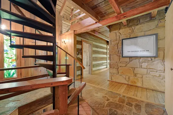 724 Freeman Ridge RD, Nashville, IN 47448