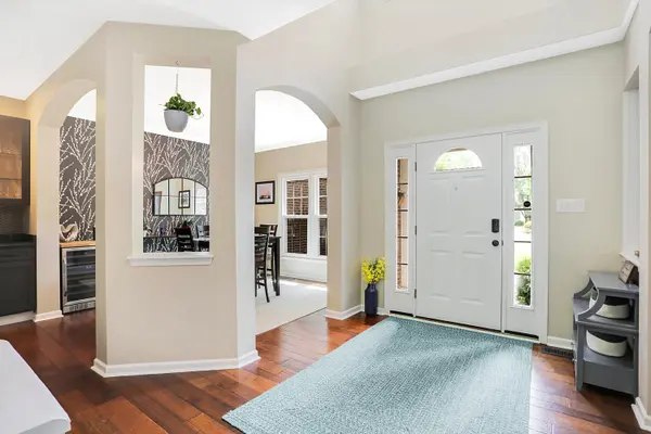 1054 Sullivans RDG, Zionsville, IN 46077