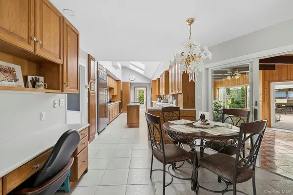 9 Dove LN, Bay Shore, NY 11706