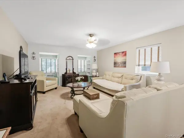 251 Village DR #251, Hauppauge, NY 11788