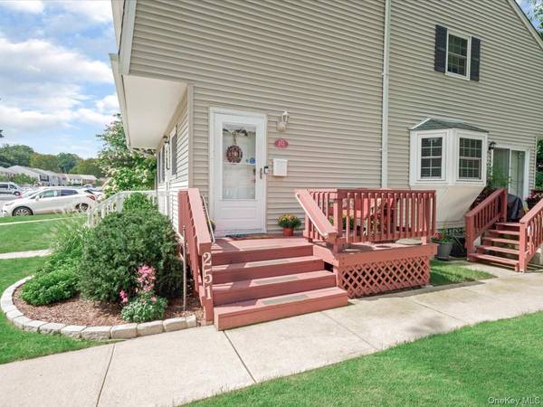 251 Village DR #251, Hauppauge, NY 11788