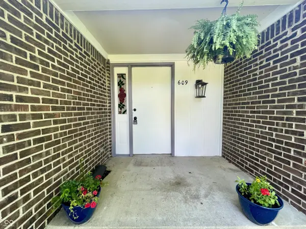 609 San Carlos DR, Greenwood, IN 46142