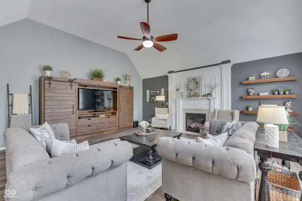 784 Silverleaf DR, Greenwood, IN 46143