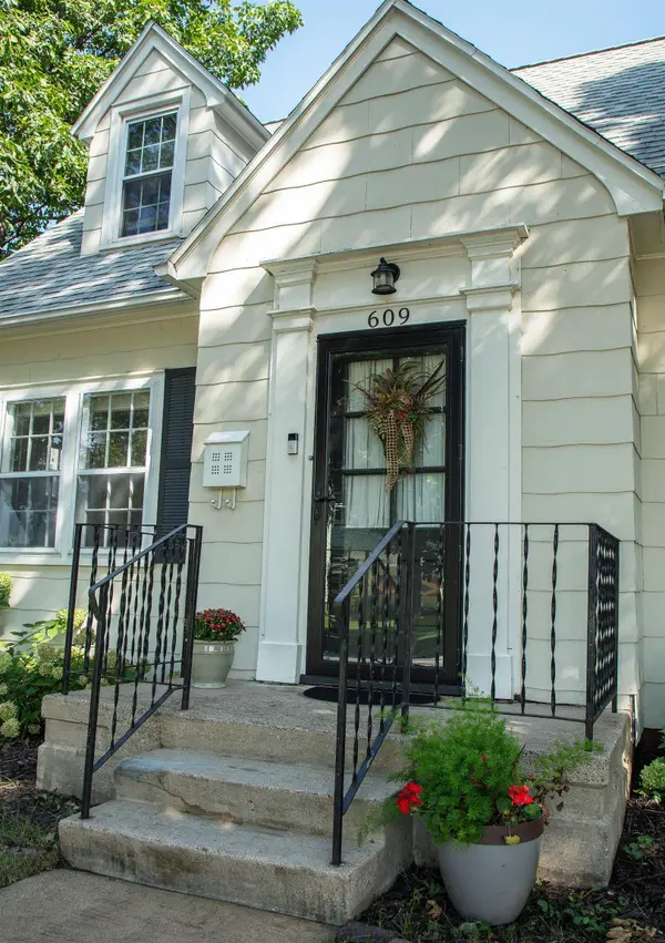 609 NE 1st Ave, Waverly, IA 50677