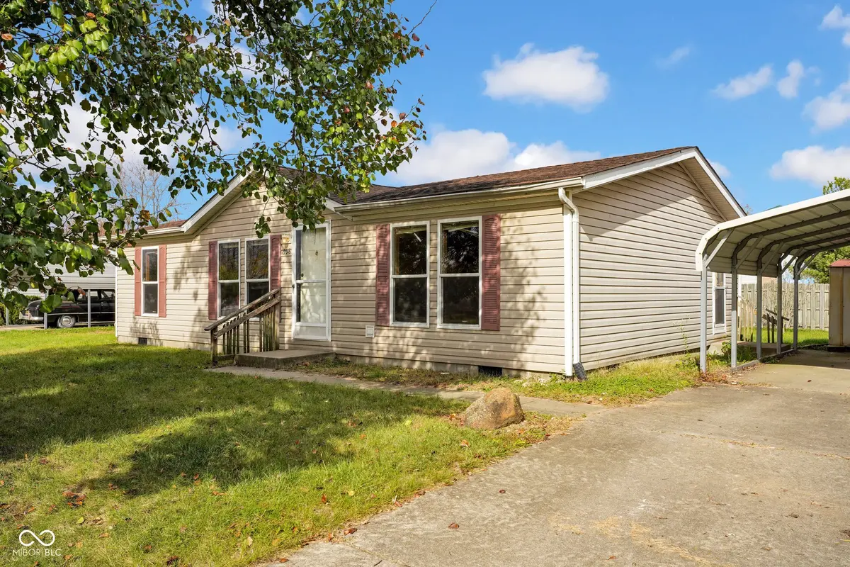 998 Sunset LN, Seymour, IN 47274