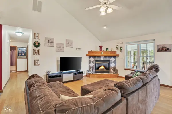 2187 Cameron CT, Columbus, IN 47203