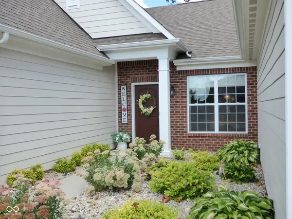 4244 Backstretch LN, Bargersville, IN 46106