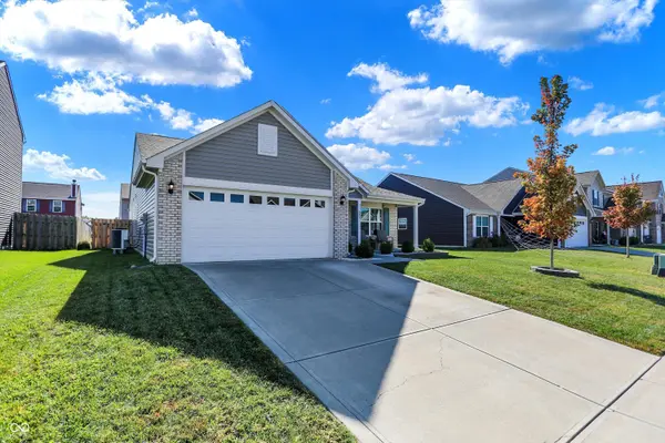 823 Coralberry LN, Greenwood, IN 46143