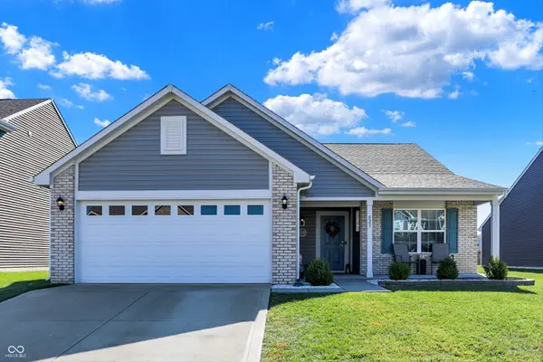823 Coralberry LN, Greenwood, IN 46143