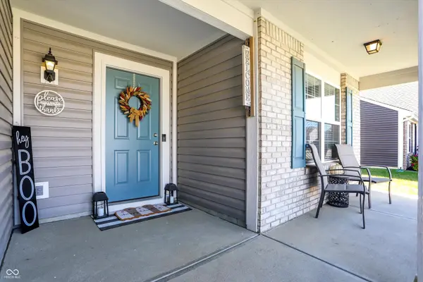 823 Coralberry LN, Greenwood, IN 46143