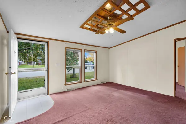 998 Sunset LN, Seymour, IN 47274