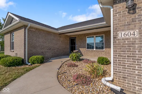 1604 E Bell Ford DR, Seymour, IN 47274