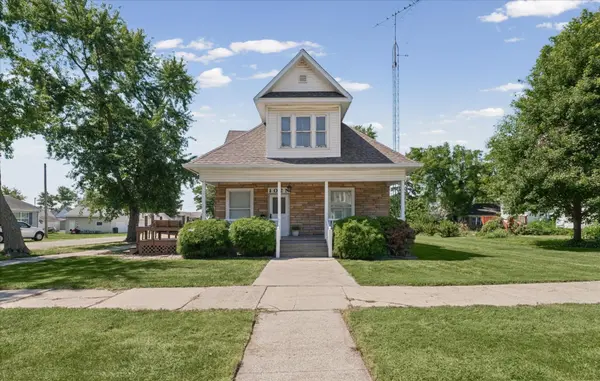 102 N Walnut ST, Villa Grove, IL 61956