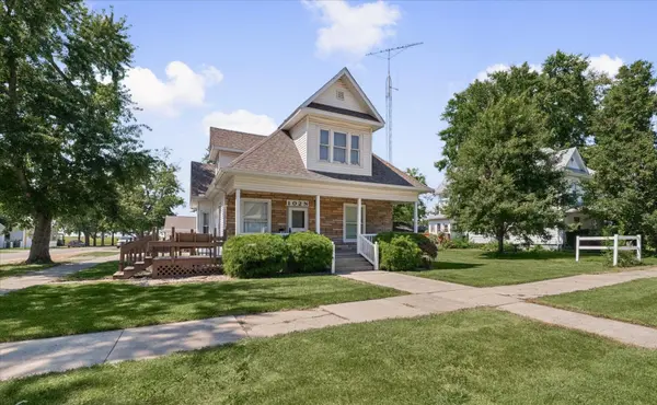 102 N Walnut ST, Villa Grove, IL 61956