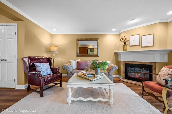 260 Timber Ridge LN #D, Lake Barrington, IL 60010