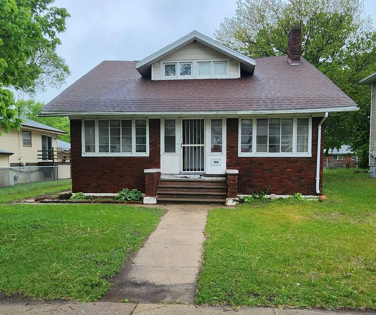 2207 E 4th ST, Waterloo, IA 50703