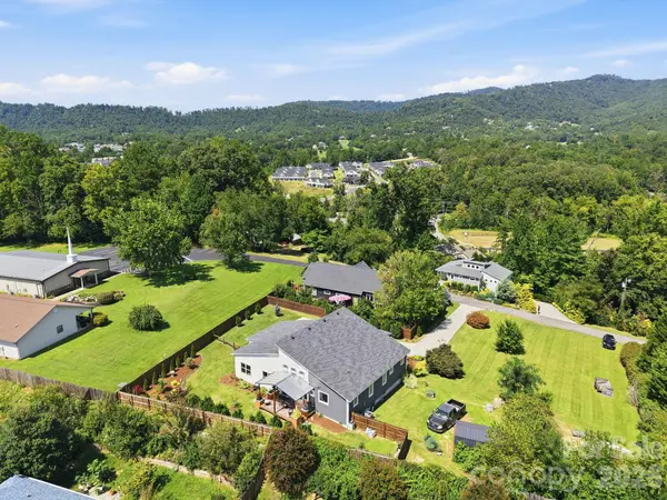 112 Upper Grove LN, Weaverville, NC 28787
