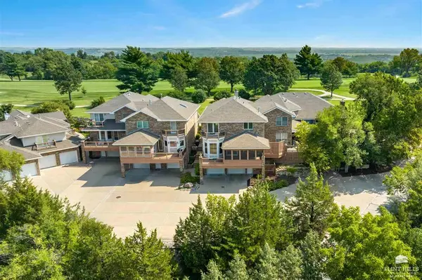 1510 Country Club PL, Manhattan, KS 66502
