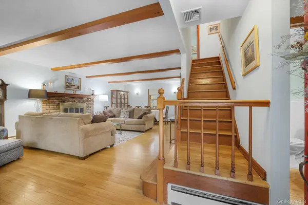 2 Foxey LN, Mahopac, NY 10541