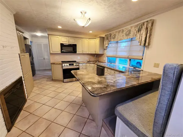 104 Choir LN, Westbury, NY 11590