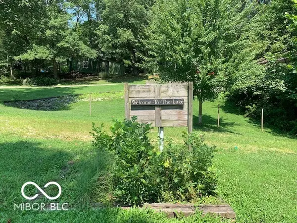 12645 S Pointe DR, Loogootee, IN 47553