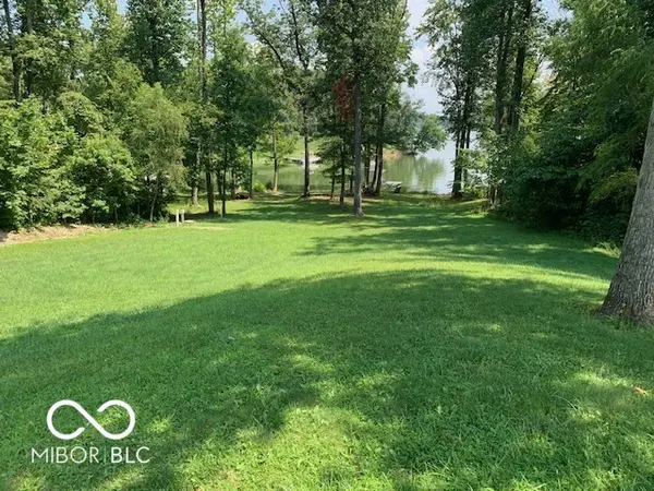 12645 S Pointe DR, Loogootee, IN 47553