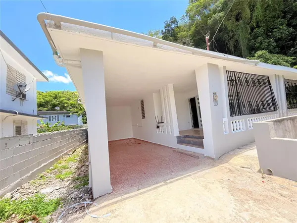 77 TULIPÁN PÁMPANOS, Vega Alta, PR 00692