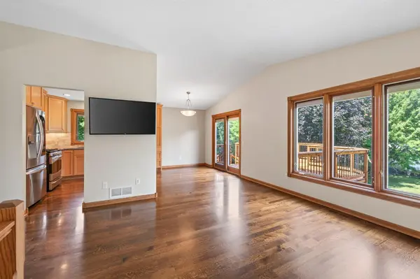 1945 Beaver Dam CT, Eagan, MN 55122