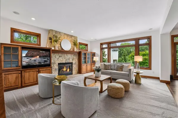 10053 Trails End RD, Chanhassen, MN 55317