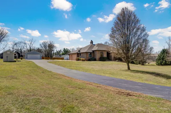 1476 E Peartree DR, Ozark, MO 65721