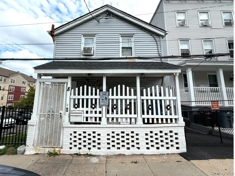 8 Ritters LN, Yonkers, NY 10703
