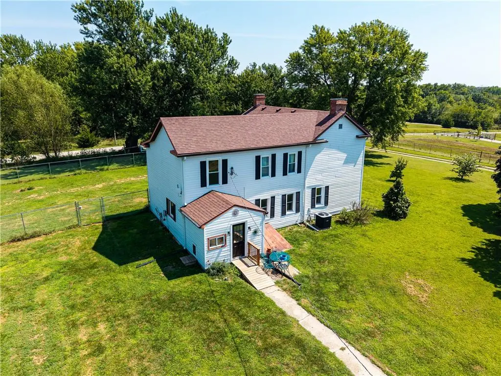 21497 203rd ST, Tonganoxie, KS 66086