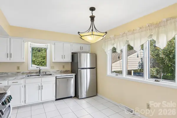 18 Foxmoor CT, Etowah, NC 28729