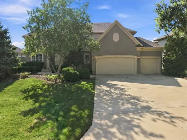 5427 W 164th PL, Overland Park, KS 66085