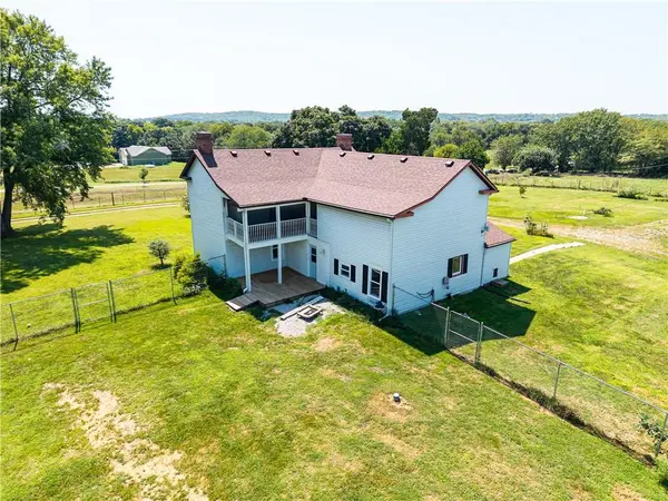 21497 203rd ST, Tonganoxie, KS 66086