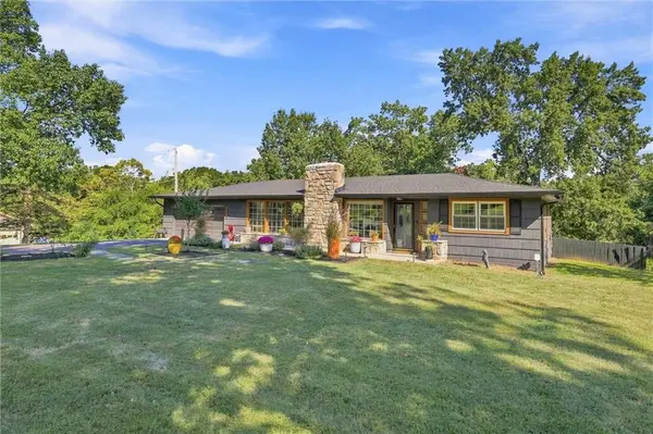 6004 NW Crystal Pool DR, Platte Woods, MO 64151