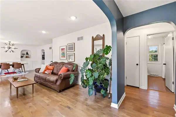 6004 NW Crystal Pool DR, Platte Woods, MO 64151