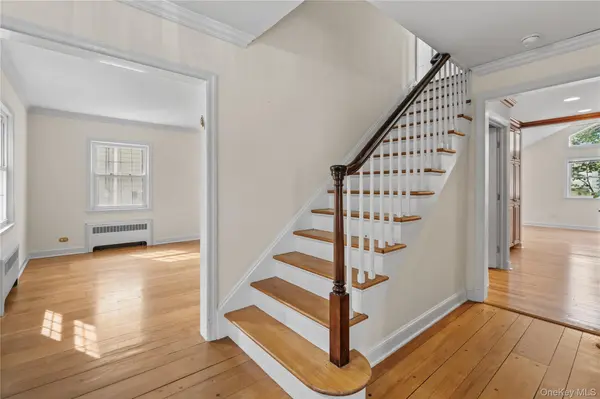 136 Wilmot CIR, Scarsdale, NY 10583