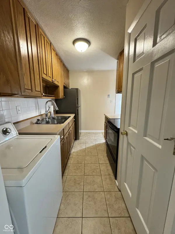 1406 Biloxi LN, Beech Grove, IN 46107