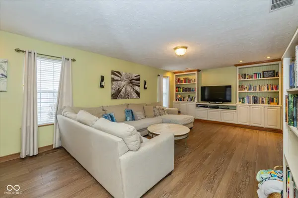 442 S Meadow Song CT, New Palestine, IN 46163