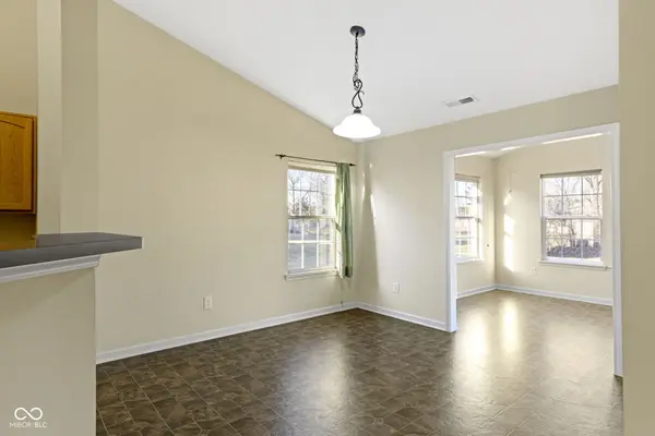 4062 S Meadow Wood CT, New Palestine, IN 46163
