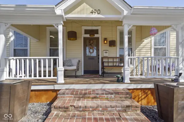 490 W Walnut ST, Zionsville, IN 46077