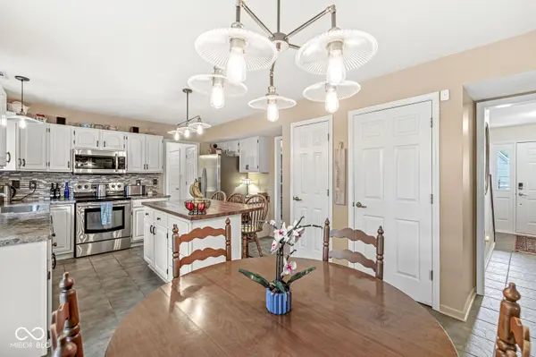 719 Hohlier LN, Avon, IN 46123